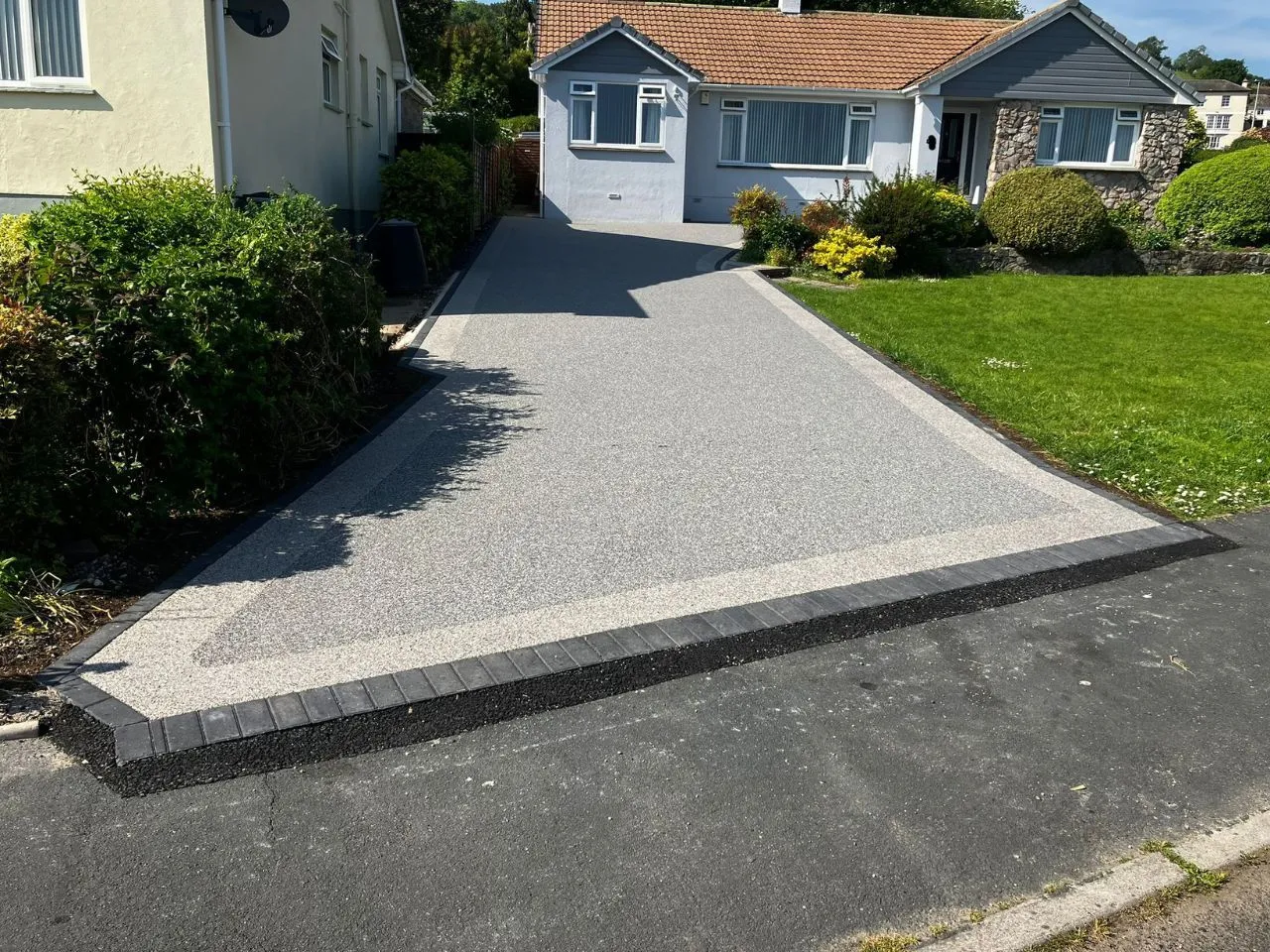 Resin bound driveway with contrasting edging
