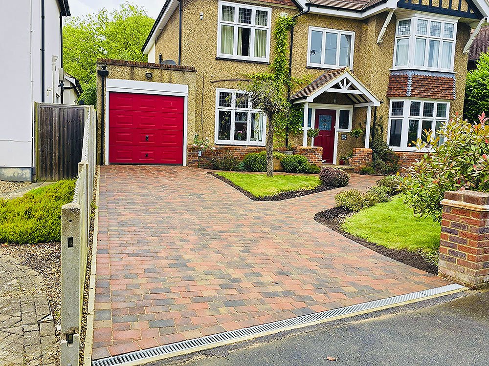 Block paving driveway with patterned border