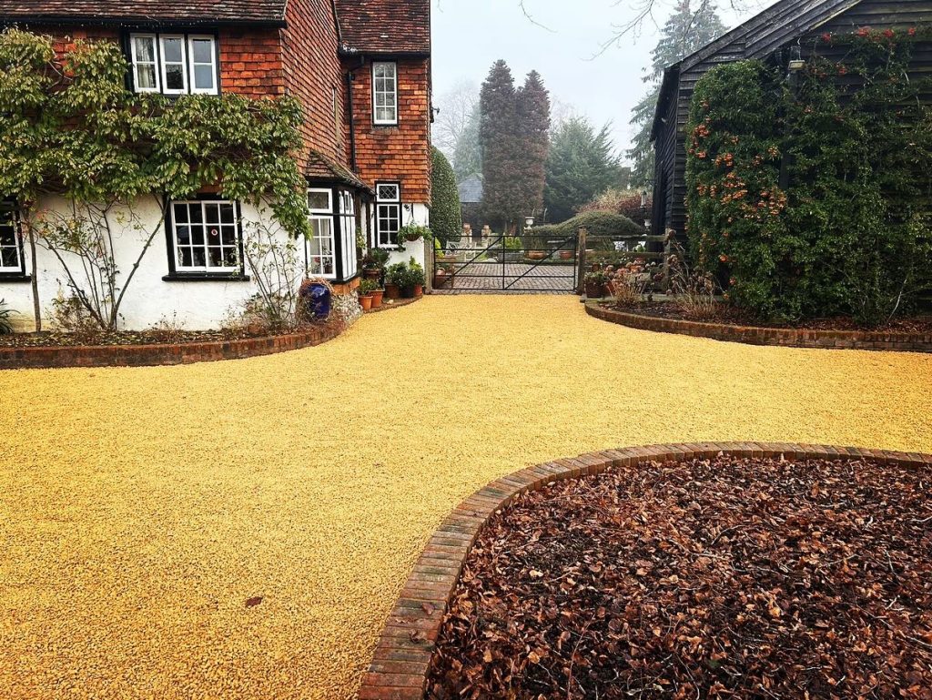 Shingle driveway with curved edging